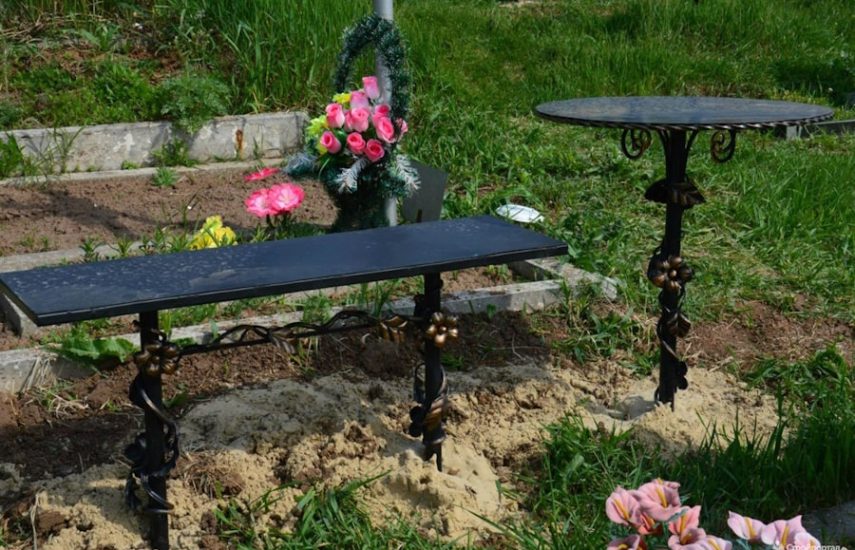 Скамейка и столик на кладбище №2 кованые